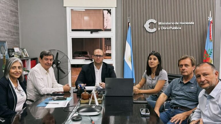 Ministro Juan Marchetti firmando certificados de elegibilidad para créditos MiPyME