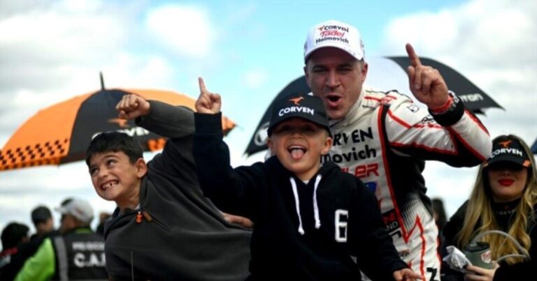 Mariano Werner celebrando en el podio tras ganar la primera fecha de la Copa de Oro del Turismo Carretera en San Luis