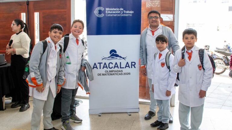 Estudiantes rindiendo la Instancia Provincial de la Olimpiada Matemática ATACALAR 2026 en Catamarca