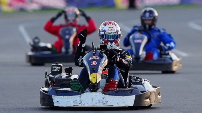 Max Verstappen en un karting durante el desafío en Silverstone