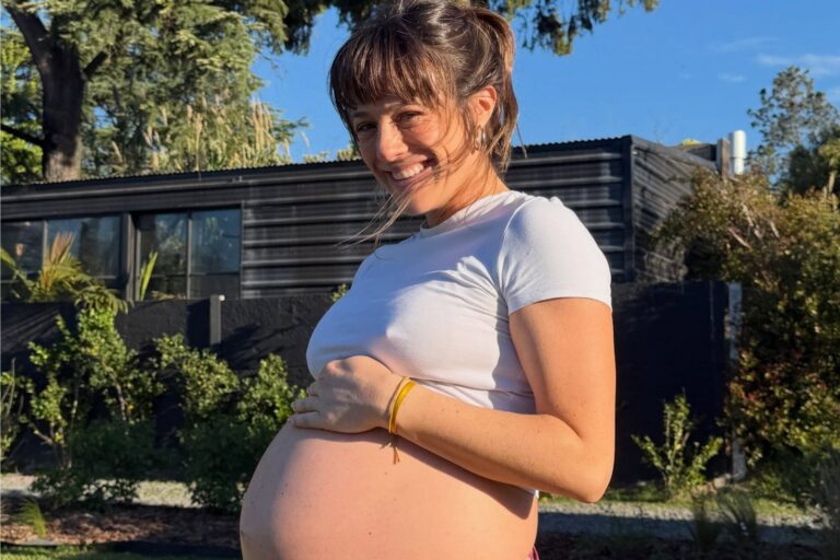 Mica Lapegüe y Tomás Bartolomé con su hija Delfina en la sala de parto
