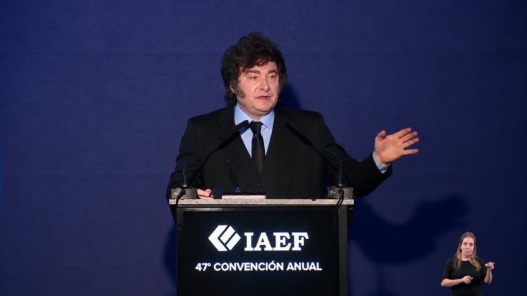 Javier Milei habla en la convención del IAEF en Puerto Iguazú