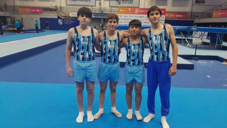 Gimnasta realizando una rutina en trampolín individual durante una competencia nacional
