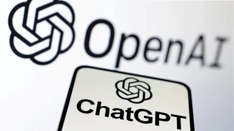 Logo de OpenAI junto a la interfaz de ChatGPT