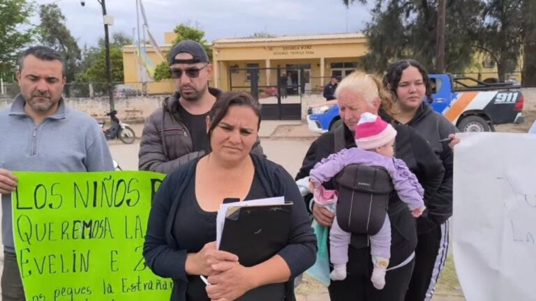 Padres y madres de alumnos de la Escuela Provincial N.º 282 de Quirós durante una reunión