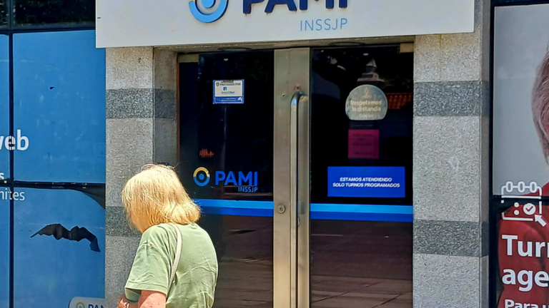 Personas mayores en una farmacia de Catamarca