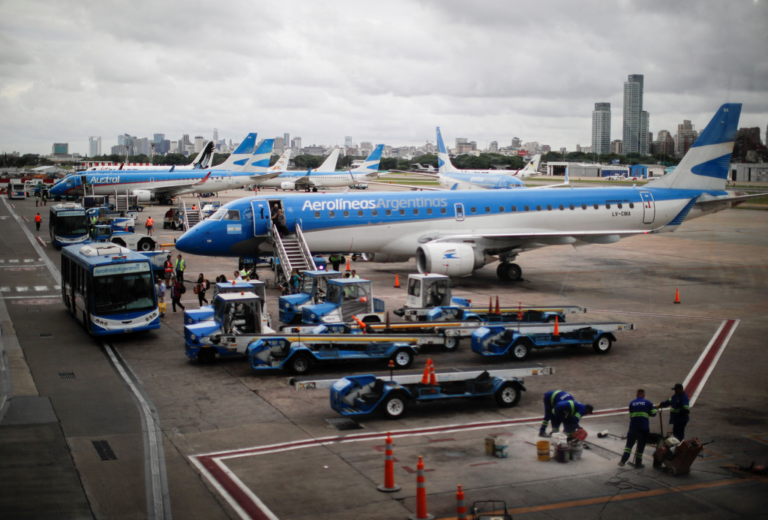 Aeropuerto Internacional de Ezeiza con aviones en plataforma