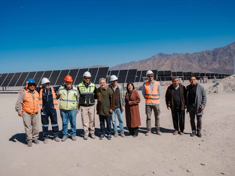 Recorrida por la obra del Parque Solar Ampajango con autoridades provinciales y municipales