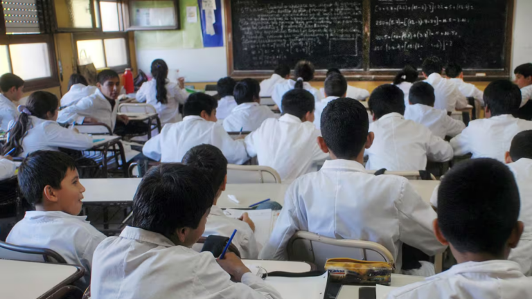 Estudiantes en un aula escolar de Argentina