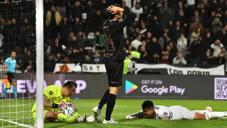 Jugadores de Platense y Fluminense durante el partido de vuelta de cuartos de final de la Copa Libertadores 2026 en el estadio Ciudad de Vicente López