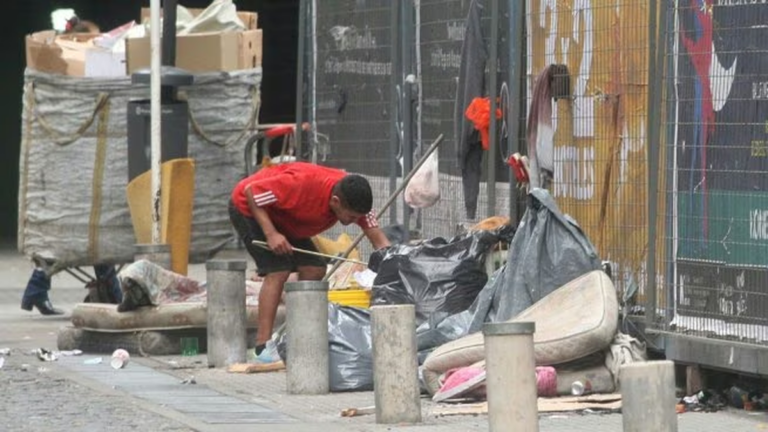 Personas caminando en una calle de Argentina