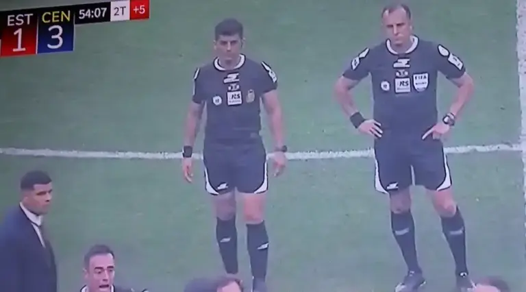 Jugadores de Rosario Central y Estudiantes disputan la pelota durante la final de la Supercopa Internacional en Santiago del Estero