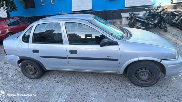 Móvil policial en el centro de Catamarca durante un operativo por robo