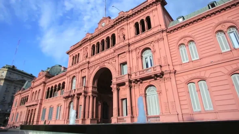 Helicóptero despegando de la Casa Rosada