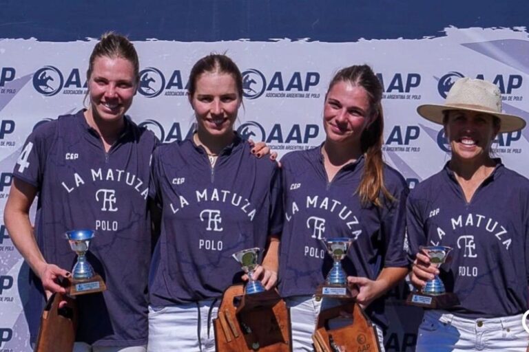 Equipo de polo femenino de las hermanas Lavinia y su madre Brígida Ussher celebrando con la Copa de Plata del Masters
