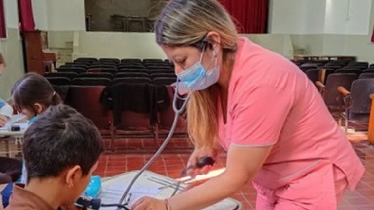 Profesionales de salud realizan controles pediátricos a estudiantes en una escuela de Catamarca