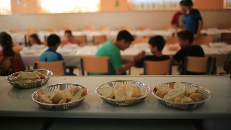 Comedor comunitario con personas recibiendo alimentos