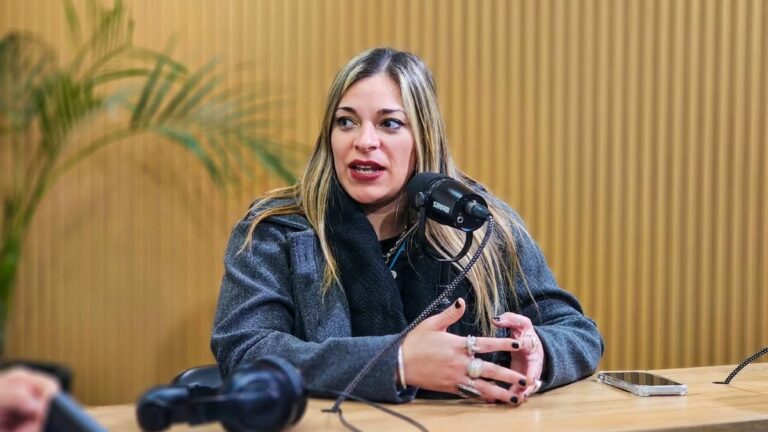 Estudiantes en un aula escolar durante una evaluación estandarizada