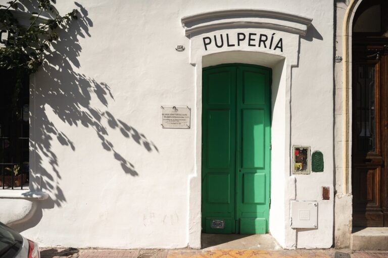 Fachada de la Pulpería Argentina en la calle Defensa, Buenos Aires
