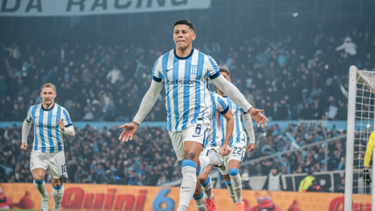 Estadio de fútbol con jugadores en acción durante un partido del Torneo Clausura