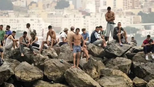 Frontera de Ceuta con presencia de efectivos de seguridad