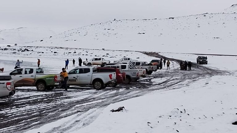 Camino de alta montaña hacia el Balcón del Pissis con vehículos 4x4 y controles policiales