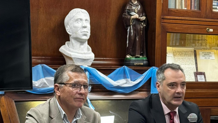 Acto de reconocimiento al abogado Guillermo Dalla Lasta en la Biblioteca del Senado de la Provincia