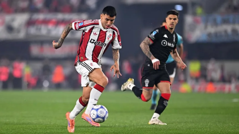 Jugadores de River y Huracán disputando la pelota en el Estadio Monumental