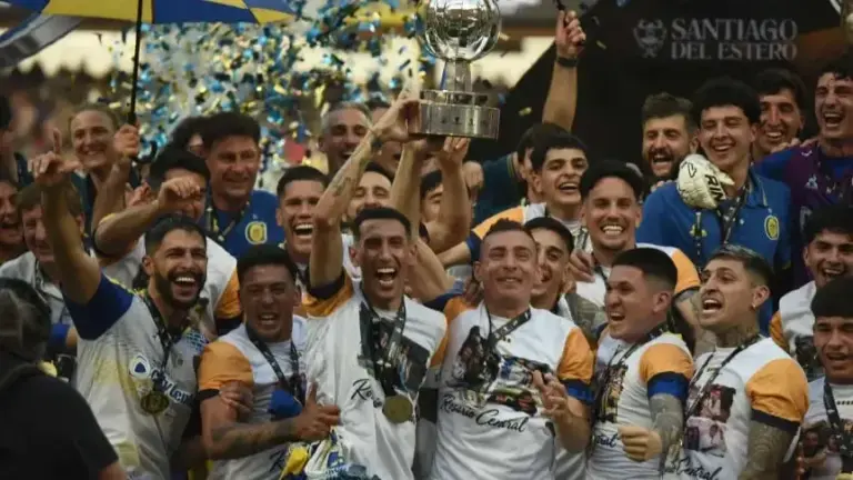 Futbolistas de Rosario Central festejan con el trofeo de la Supercopa Internacional