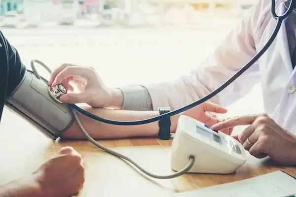 Profesionales de salud realizando controles cardiovasculares en Barranca Larga