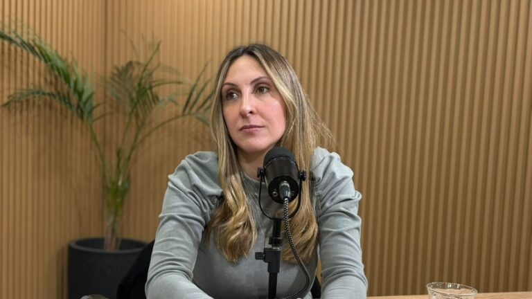 Diputada provincial Natalia Saseta durante una entrevista