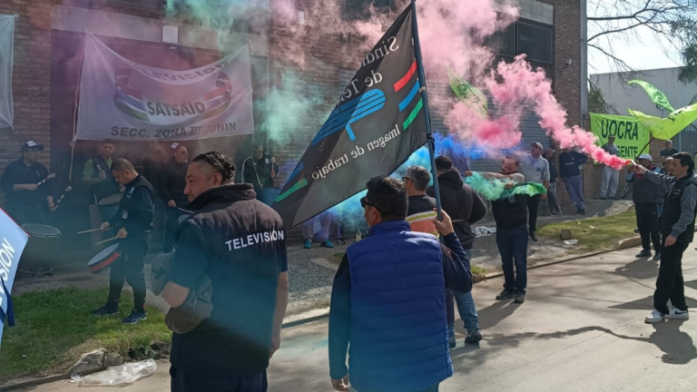Logo del SATSAID y el nombre de Neura en el contexto de una protesta laboral