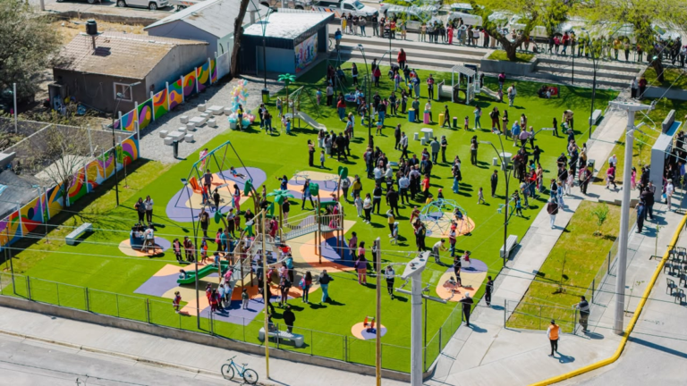 Vista de la nueva Plaza de los Niños en Saujil, departamento Pomán, con juegos infantiles e iluminación LED