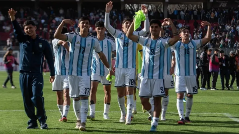 Jugadores de la Selección argentina Sub 19 celebrando la victoria ante Perú