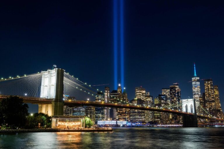 Drones iluminan el cielo de Nueva York recreando las Torres Gemelas con 2977 luces