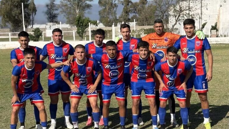 Jugadores de Tesorieri festejan la victoria 3-1 ante San Martín de El Bañado en el estadio Malvinas Argentinas