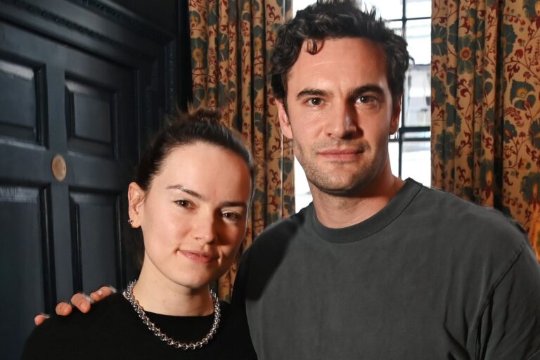 Tom Bateman y Daisy Ridley en una alfombra roja
