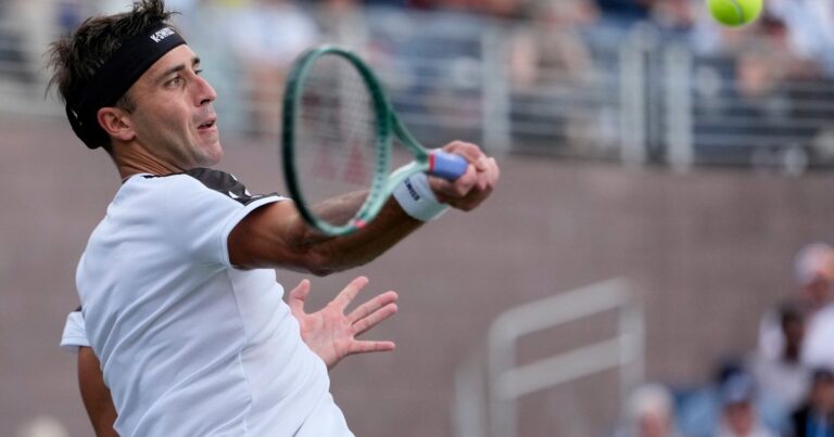 Tomás Etcheverry durante su partido de octavos de final del US Open
