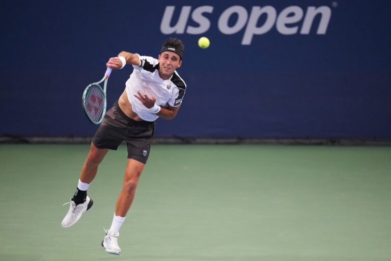 Tomás Etcheverry durante su partido de segunda ronda del US Open contra Jacob Fearnley