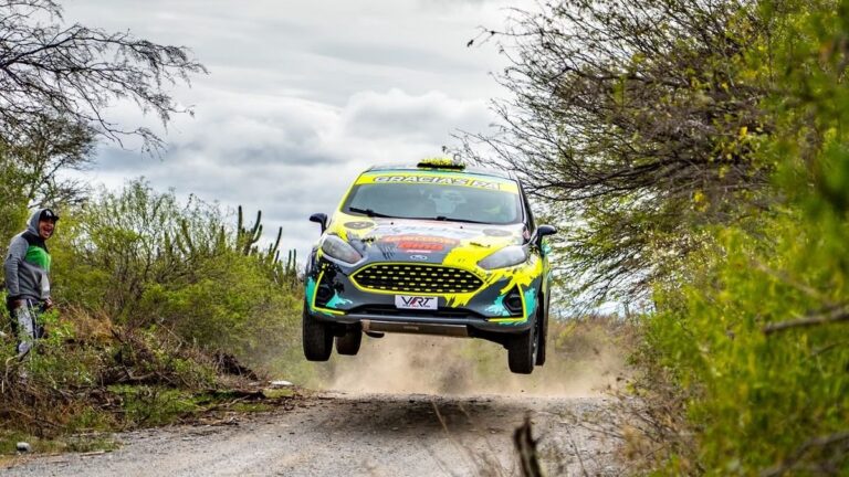 Tomás Vega junto a su navegante Fredi Espadín y el Ford Fiesta del equipo Vitale Rally