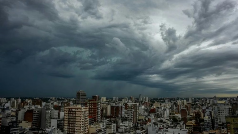 Cielo nublado con tormentas sobre la ciudad de San Fernando del Valle de Catamarca