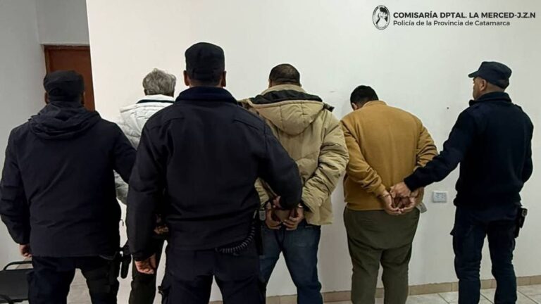 Móvil policial en el lugar del incendio en calle Esquiú, centro de la Capital