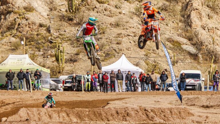 Pilotos de motocross compitiendo en el circuito La Olla de Chilecito, La Rioja