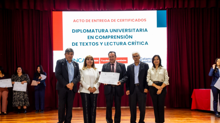 Autoridades universitarias y municipales durante la entrega de certificados de la Diplomatura en Comprensión de Textos y Lectura Crítica en el Aula Magna de la UNCA