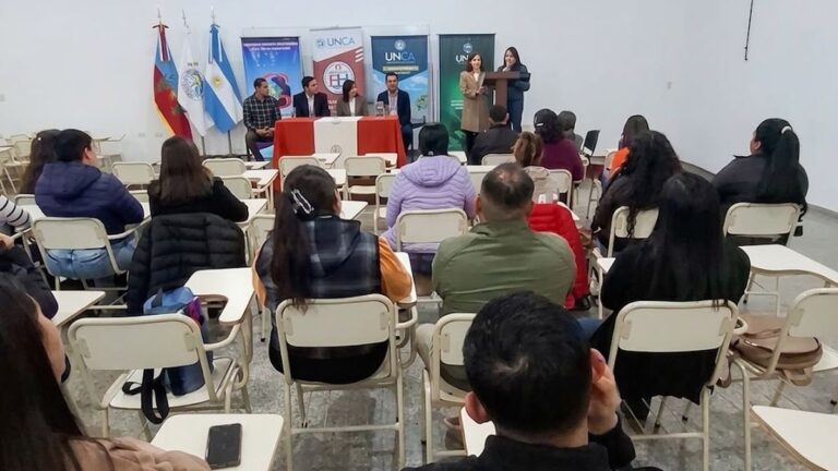 Autoridades, docentes y estudiantes en el primer encuentro de la Licenciatura en Geografía en la Sede Casa Pueblo Los Altos