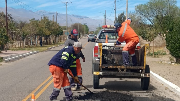 Equipos de Vialidad Nacional realizando trabajos de bacheo y limpieza de cauces en la Ruta Nacional 40 entre Pie de Médano y San José