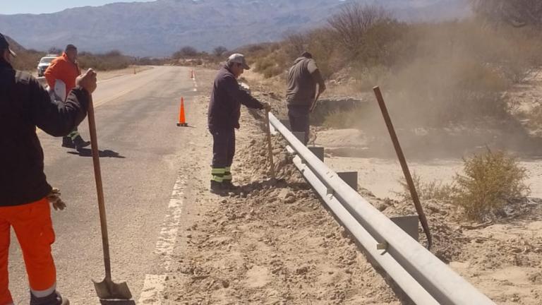 Trabajos de limpieza y desmalezado en la Ruta Nacional 40 entre Campo Los Pozuelos y Punta Balasto