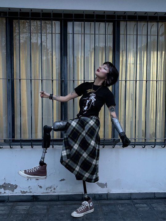 Victoria Rojo, joven con discapacidad y prótesis, sentada en una silla de ruedas