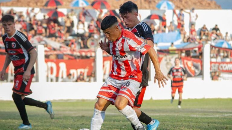 Jugadores de Villa Cubas celebrando la victoria ante Defensores de Esquiú en el estadio Primo A. Prevedello