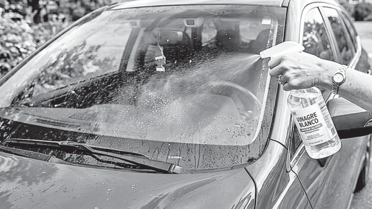 Parabrisas de un automóvil con marcas de agua y suciedad